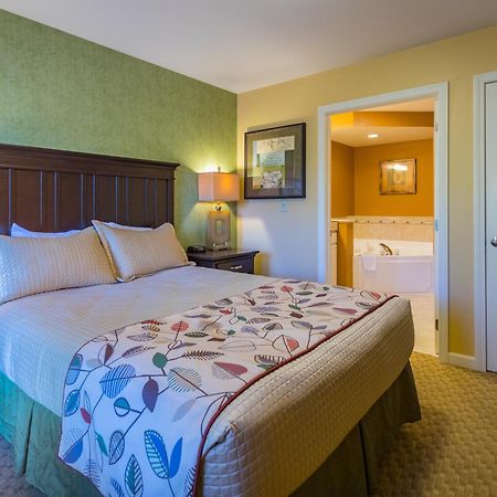 Vacation Village In The Berkshires 핸콕 외부 사진 A bedroom at the Grand Country Hotel