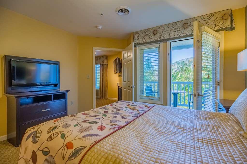 Vacation Village In The Berkshires 핸콕 객실 사진 A bedroom at the Inn at the Opera