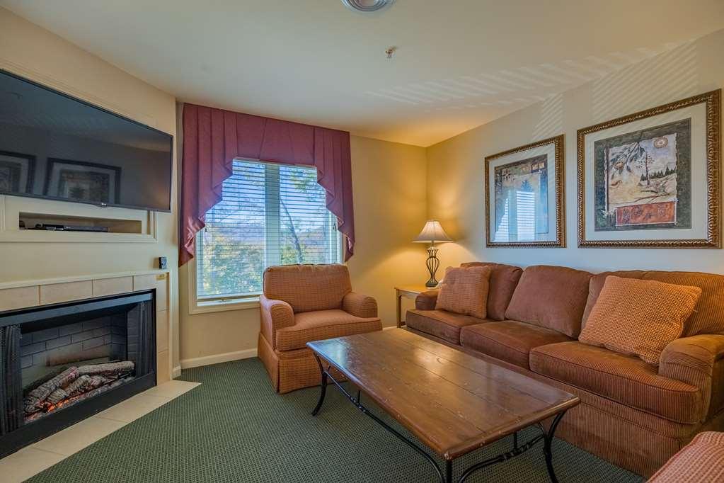 Vacation Village In The Berkshires 핸콕 객실 사진 Living room at the Grand Summit Hotel