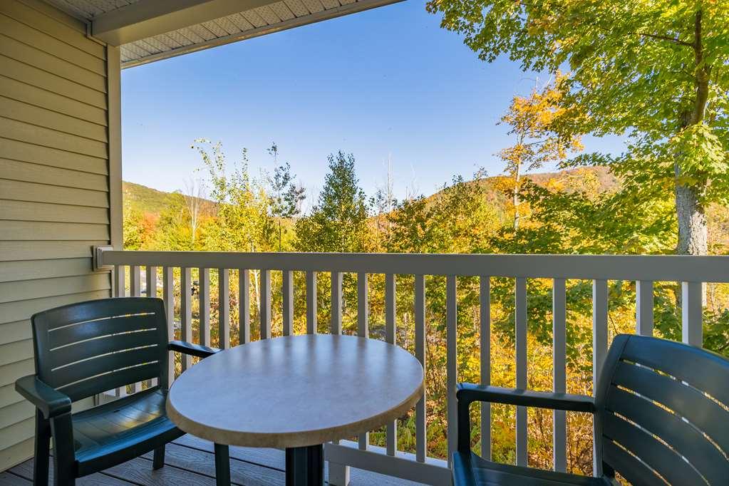 Vacation Village In The Berkshires 핸콕 객실 사진 A balcony at the Best Western Riverfront Hotel
