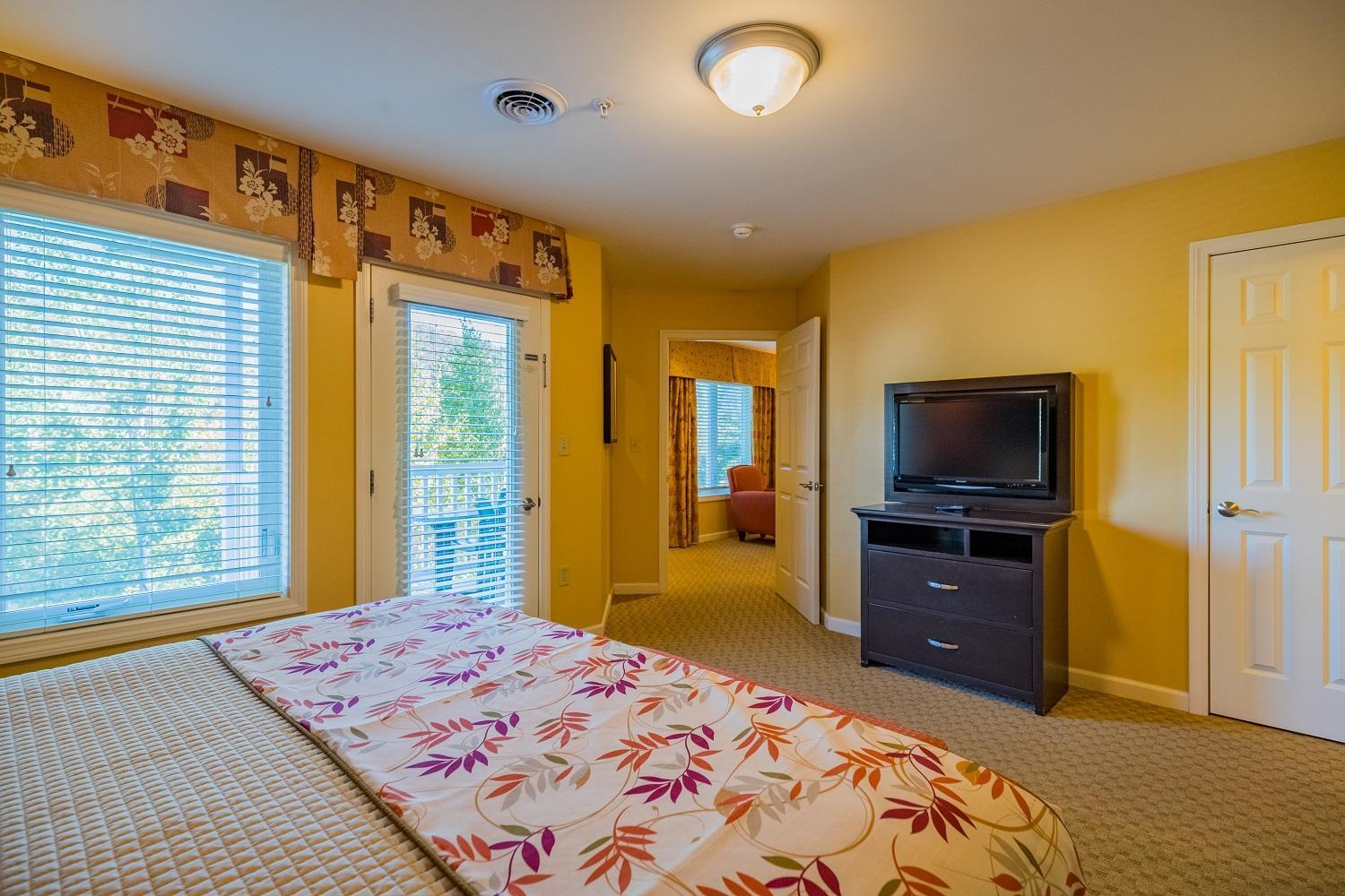 Vacation Village In The Berkshires 핸콕 객실 사진 A bedroom at the Inn at the Opera