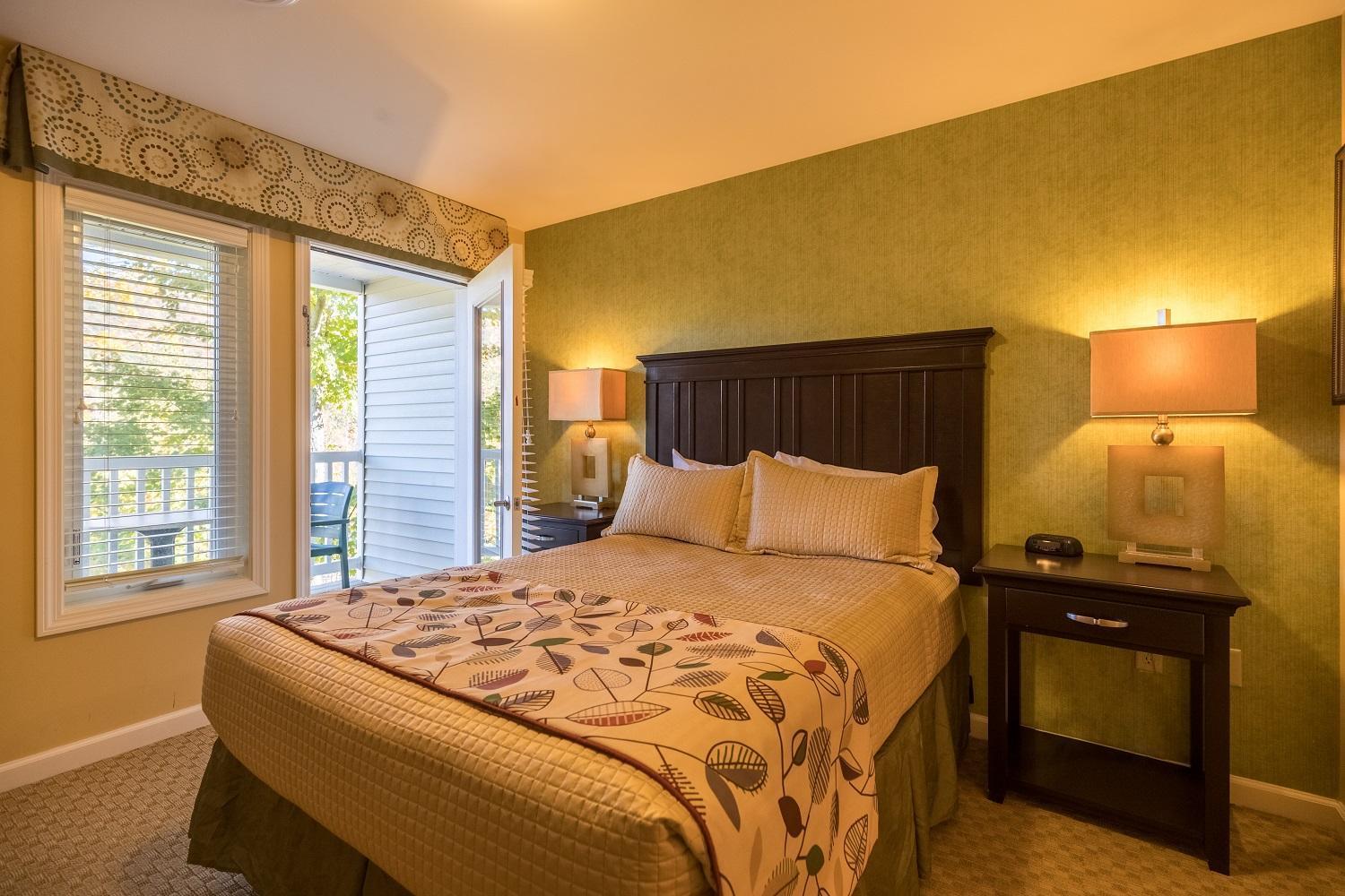 Vacation Village In The Berkshires 핸콕 객실 사진 A bedroom at the Inn at the Opera