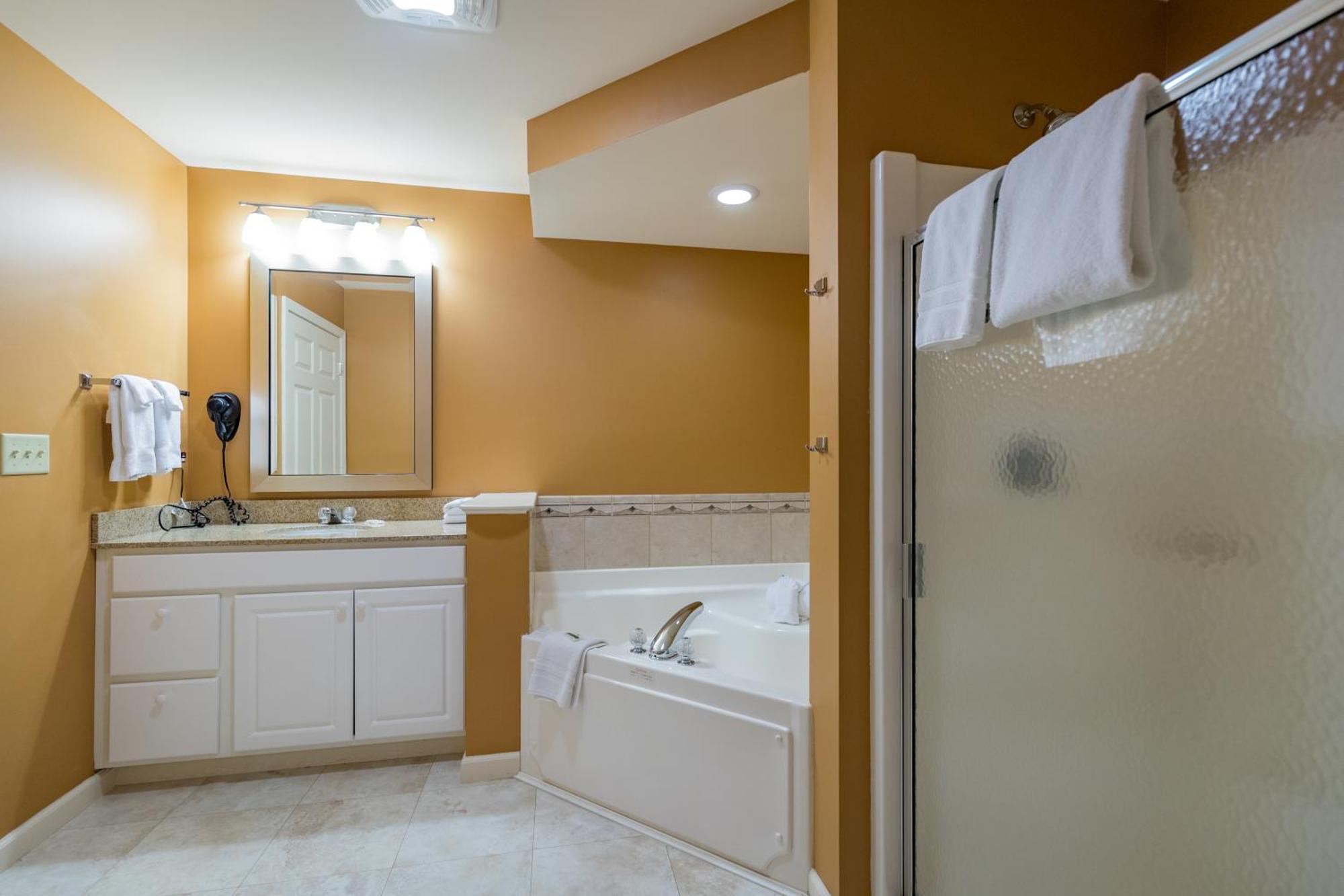 Vacation Village In The Berkshires 핸콕 외부 사진 A bathroom in a typical hotel room