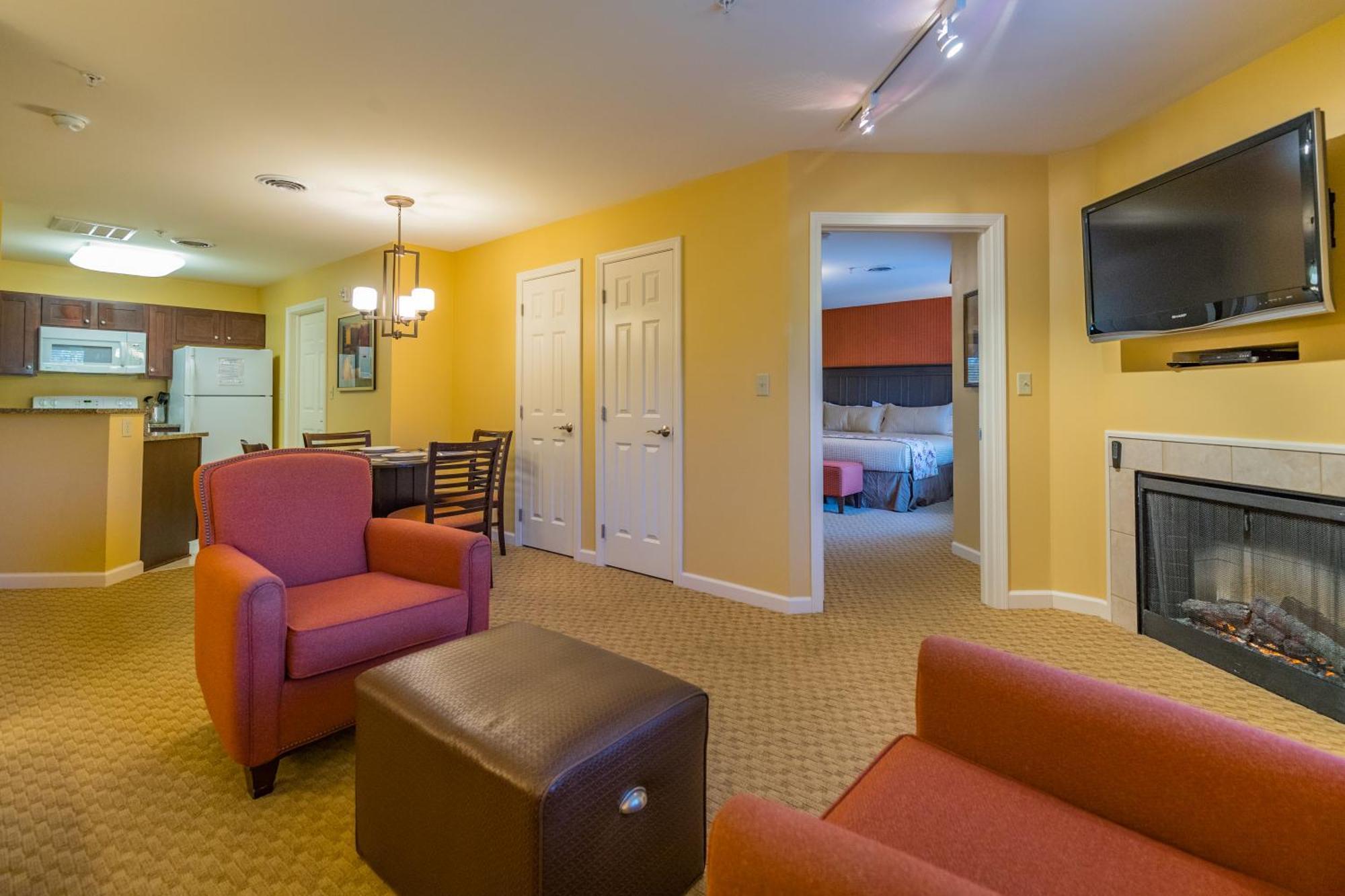 Vacation Village In The Berkshires 핸콕 외부 사진 Living room of a typical two-bedroom suite
