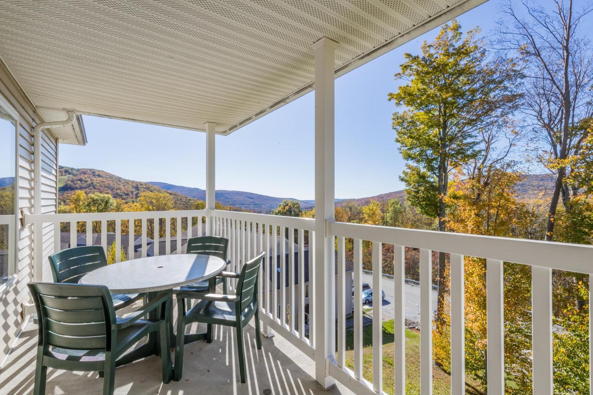 Vacation Village In The Berkshires 핸콕 외부 사진 A balcony at the Riverview Apartments