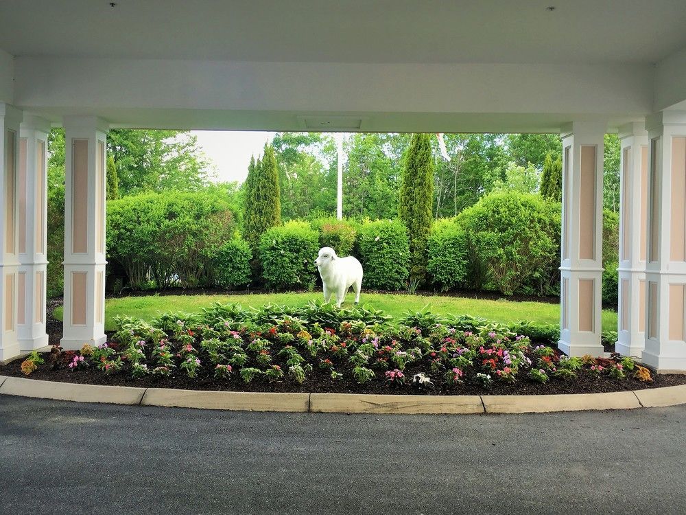 Vacation Village In The Berkshires 핸콕 외부 사진 The front entrance of the Inn at the Opera
