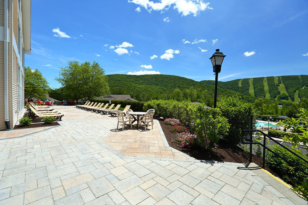 Vacation Village In The Berkshires 핸콕 외부 사진 The patio at the Mountain View Grand Resort