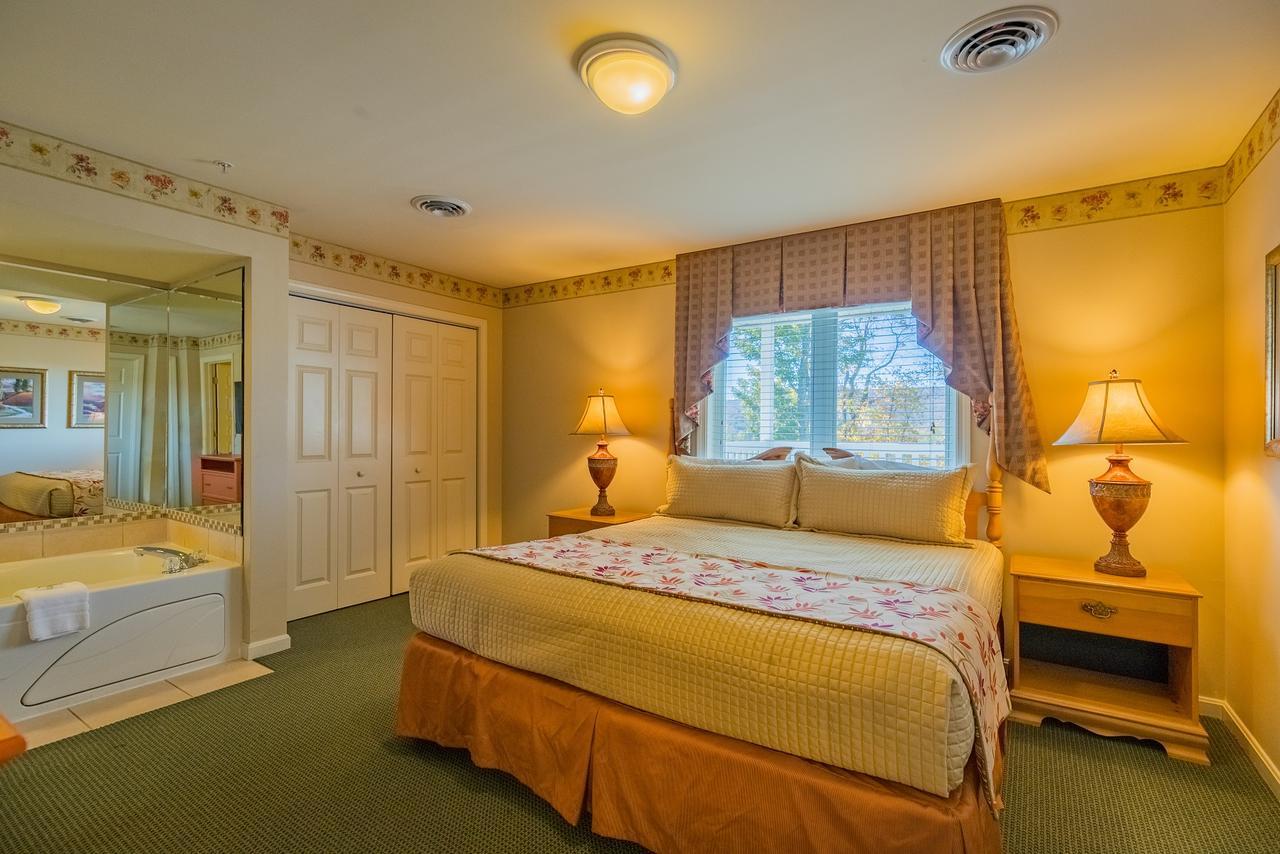 Vacation Village In The Berkshires 핸콕 외부 사진 A bedroom at the Inn at the Opera House