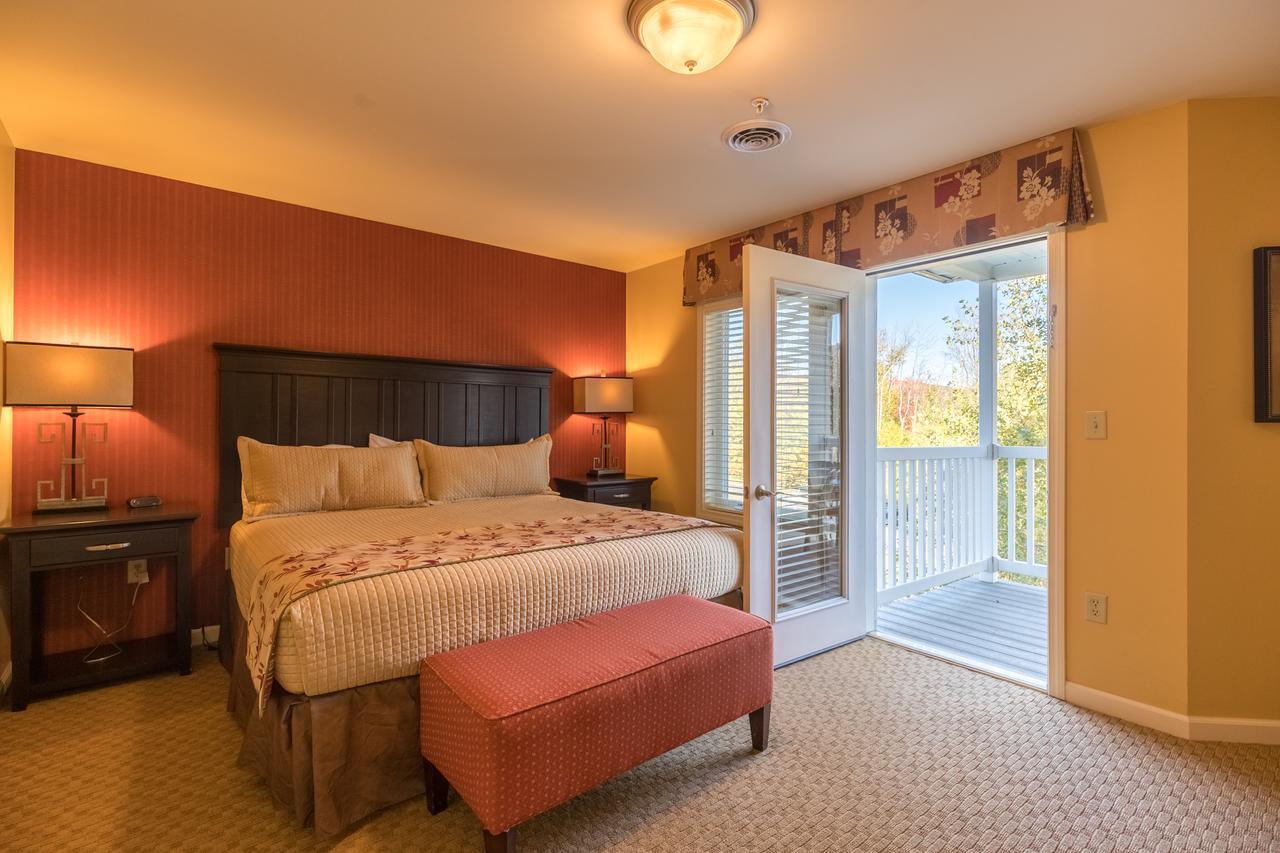 Vacation Village In The Berkshires 핸콕 외부 사진 A bedroom at the Inn at the Opera House