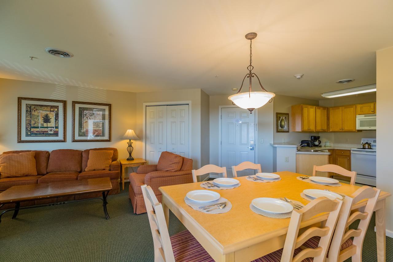 Vacation Village In The Berkshires 핸콕 외부 사진 A typical living room and kitchen in a two-bedroom villa at Disney's Old Faithful Inn