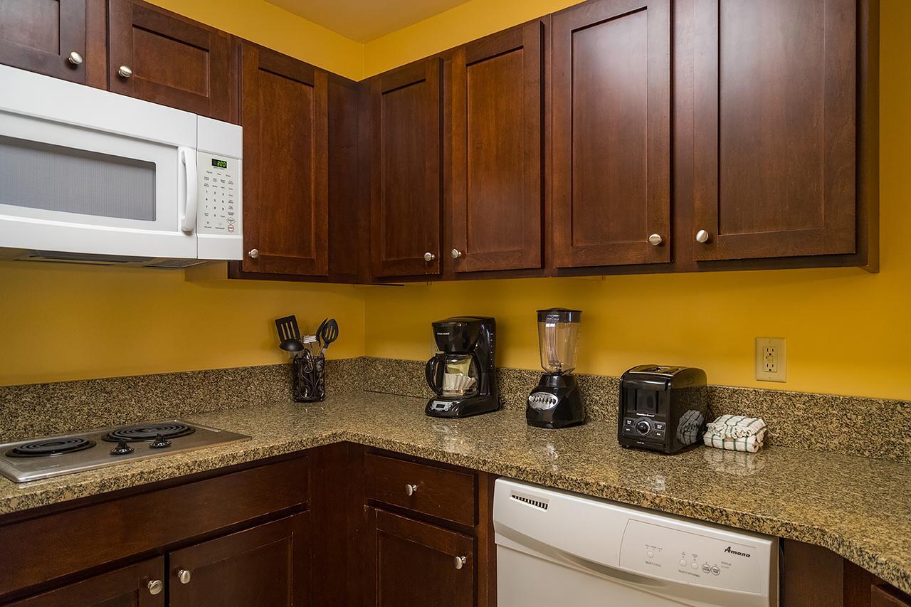 Vacation Village In The Berkshires 핸콕 외부 사진 A typical kitchen in a Marriott Vacation Club villa